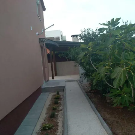 Tomek Apartment Vir Exterior photo